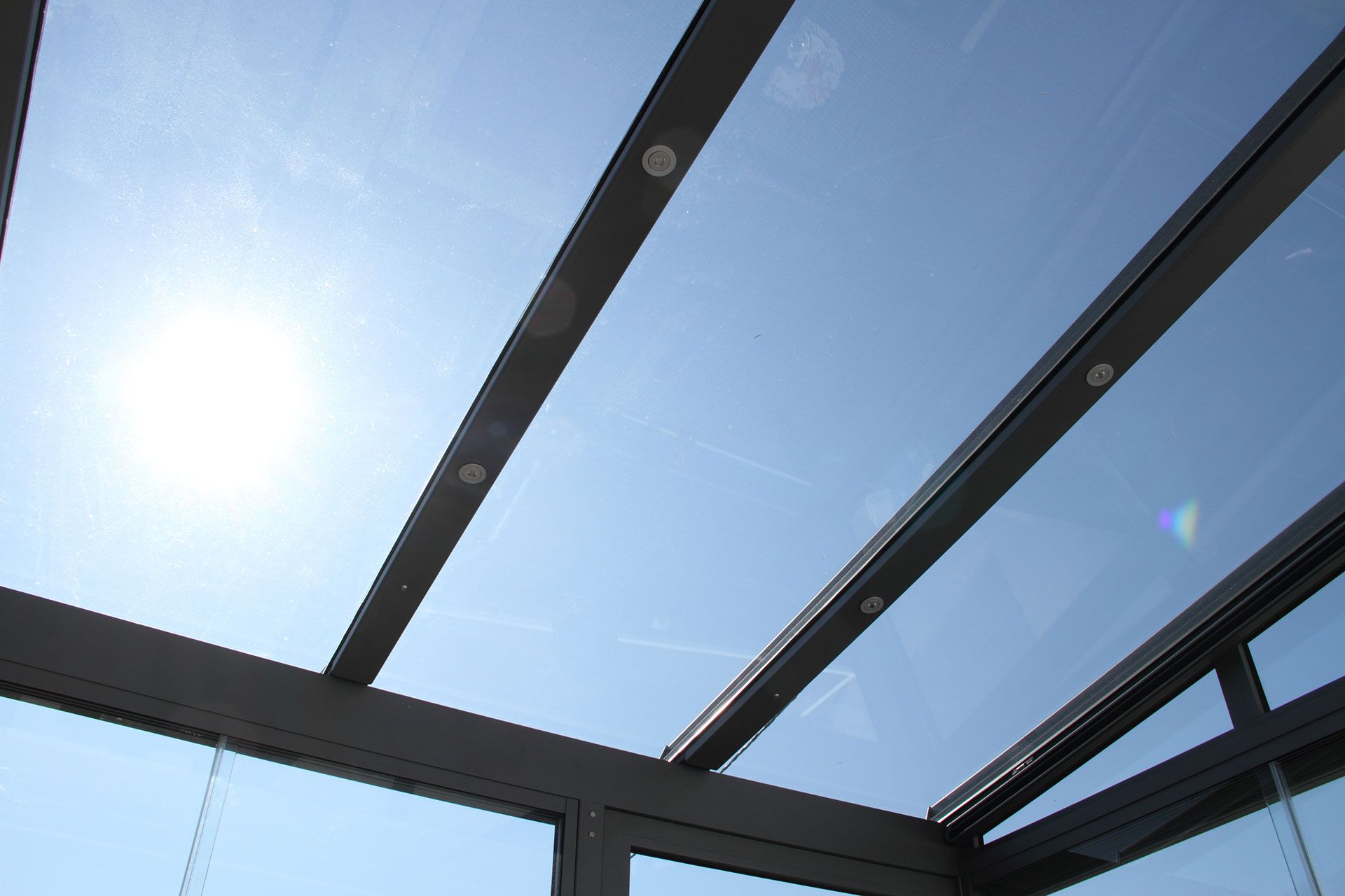 Terrassendach mit blauem Himmel