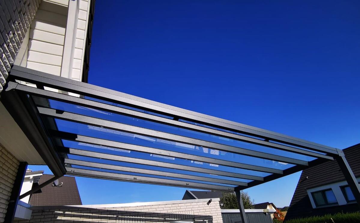 Terrasse mit klarem Himmel